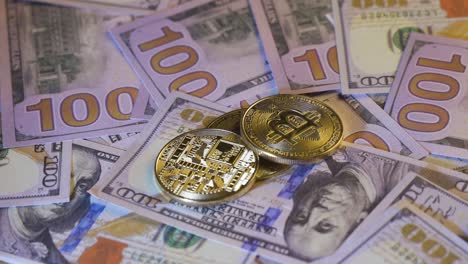 Nahaufnahme-Von-Metallglänzenden-Bitcoin-Kryptowährungsmünzen-Auf-US-Dollar-Scheinen.